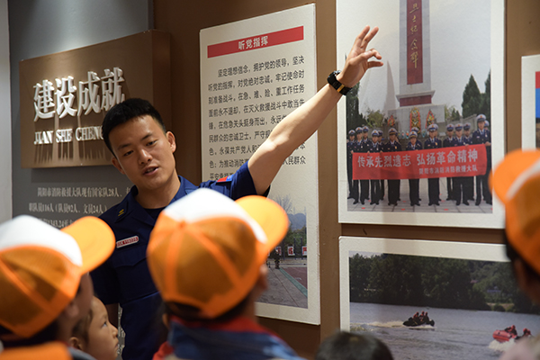 简阳：“阳光伴童成长·爱在缤纷夏日”实践课堂举行_fororder_参观消防队荣誉室-供图-共青团简阳市委