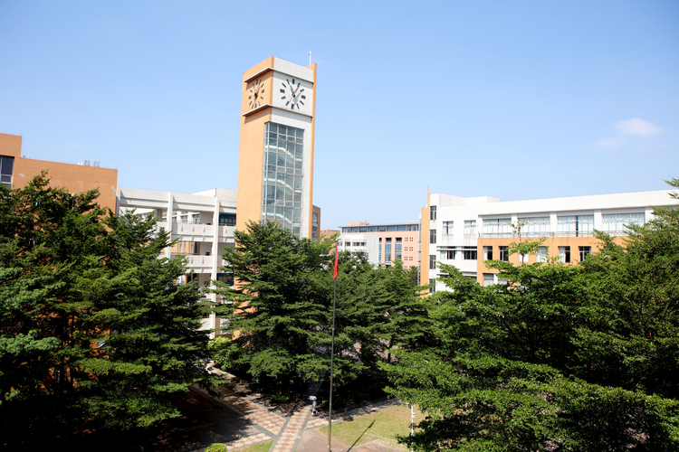 【发教育频道+新闻频道】广东外语外贸大学2023年招生政策：招生5300人 广东省院校专业组优化细分 翻译专业合作办学项目首次招生 培养高端复合型、复语型人才_fororder_南校钟楼.JPG