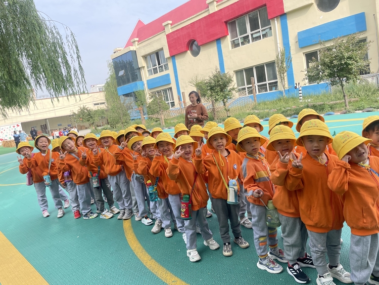 图片默认标题_fororder_孩子们排着整齐的队伍等待出发 (2)