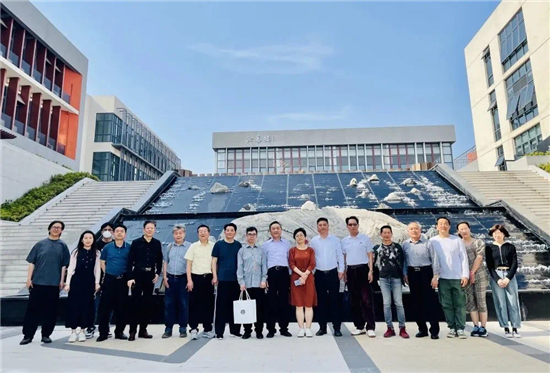 南京市老园丁书画家送爱心进校园活动走进第二十九中学天润城分校