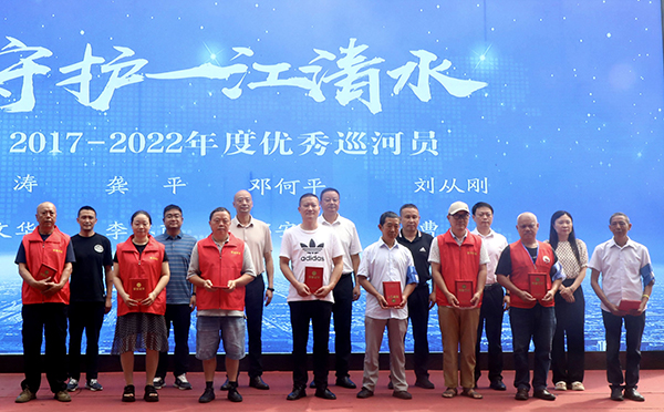 （张）守护一江清水 勇担治水责任 宜宾市翠屏区启动宜宾“河长周”宣传活动_fororder_优秀巡河员合影