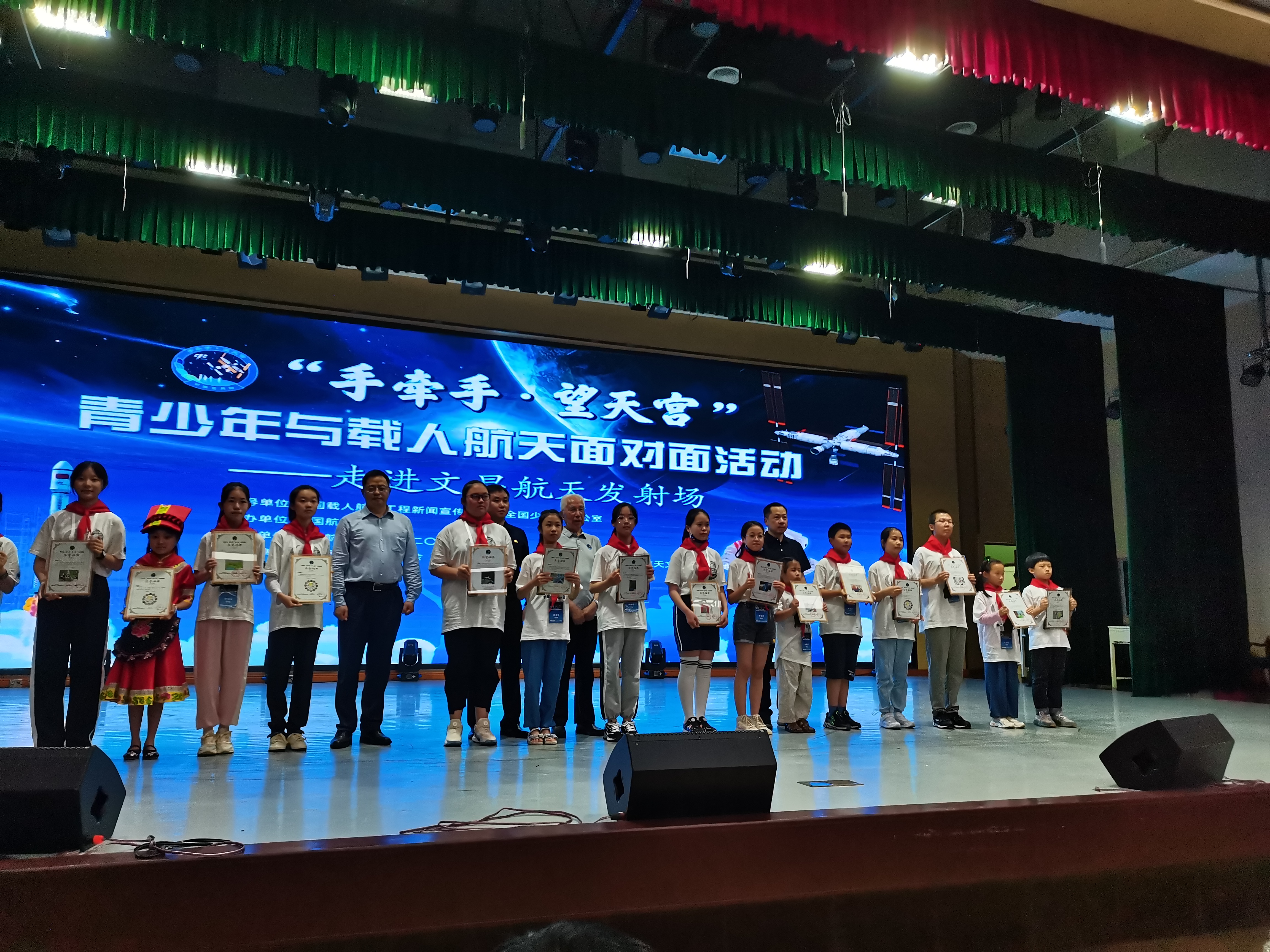 图片默认标题_fororder_张睿恩在天宫画展颁奖现场领奖