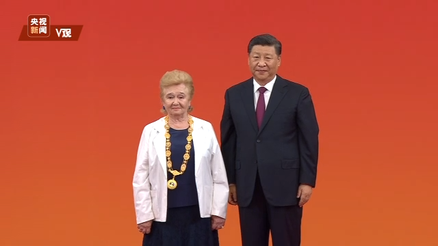 独家视频丨习近平向加林娜·维尼阿米诺夫娜·库利科娃颁授“友谊勋章”