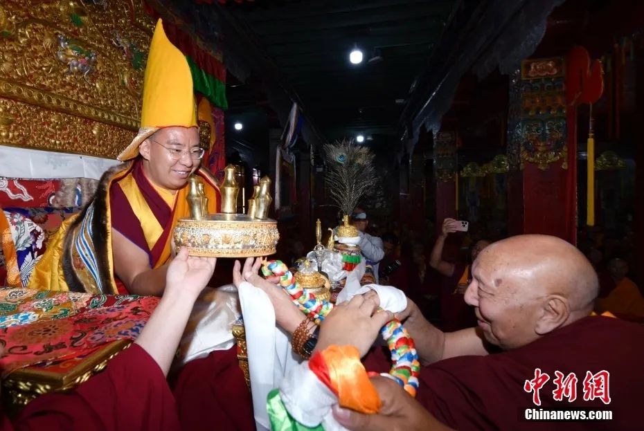 班禅在西藏昌都强巴林寺礼佛讲经、为信众摸顶赐福
