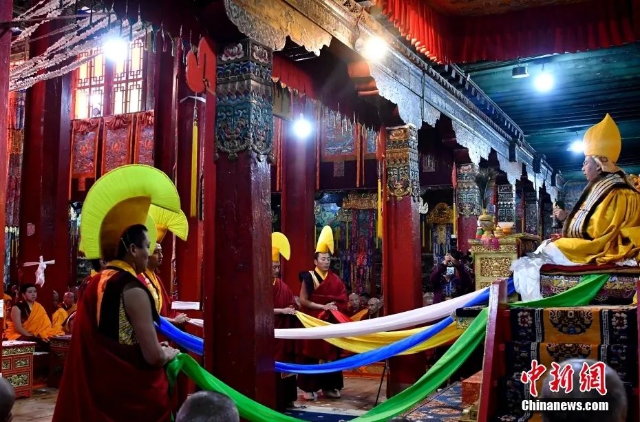 班禅在西藏昌都强巴林寺礼佛讲经、为信众摸顶赐福