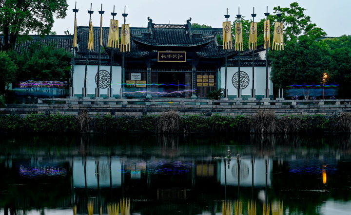 浪漫满分！西溪湿地情侣荧光跑_fororder_1684587573858_6468c4352d7c35000144884e