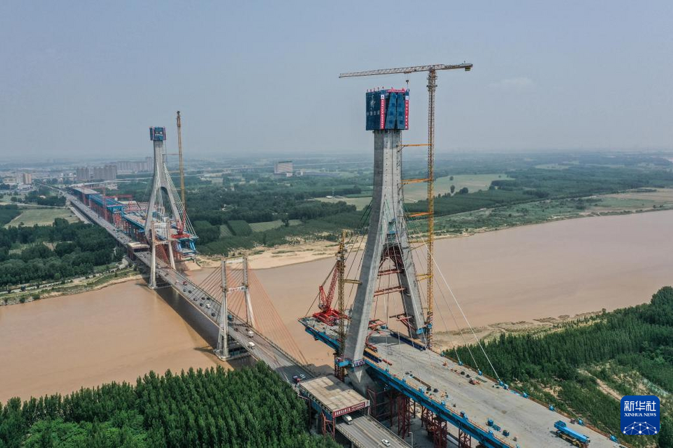 山东济南黄河大桥南岸主塔封顶_fororder_1