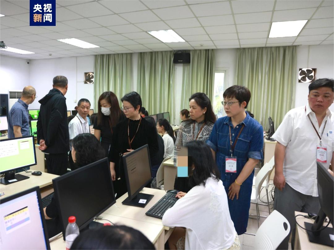 考生家长代表走进评卷现场 上海高考试卷原来这样评
