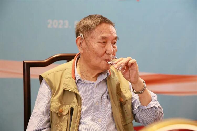 （张）五位国内顶级白酒专家现场品鉴 成都崇州为川酒品牌再添新阵容_fororder_微信图片_20230521204456