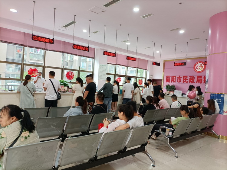 简阳：“520” 新婚登记为爱“加班”_fororder_1
