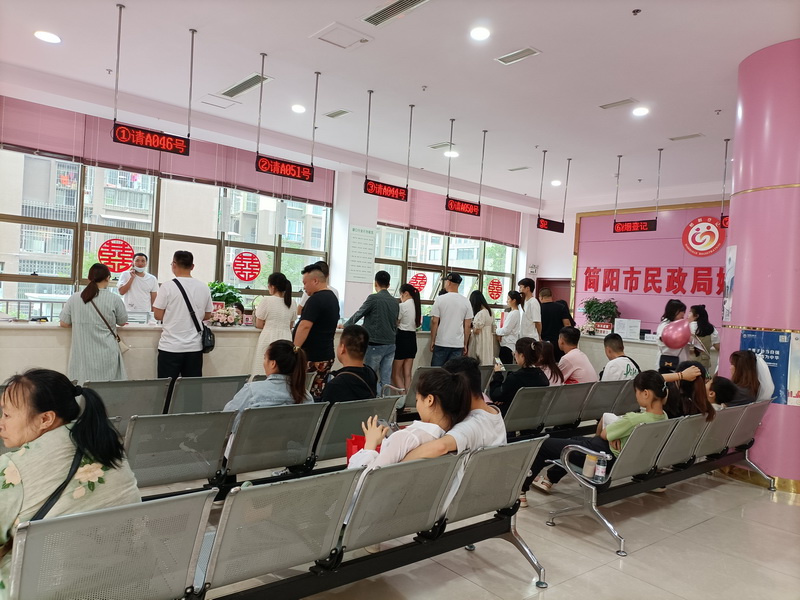 简阳：“520” 新婚登记为爱“加班”_fororder_1