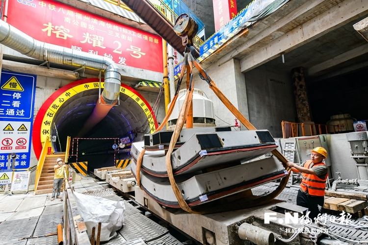 福州滨海快线“双龙”过江 成为全线通车攻克重要节点