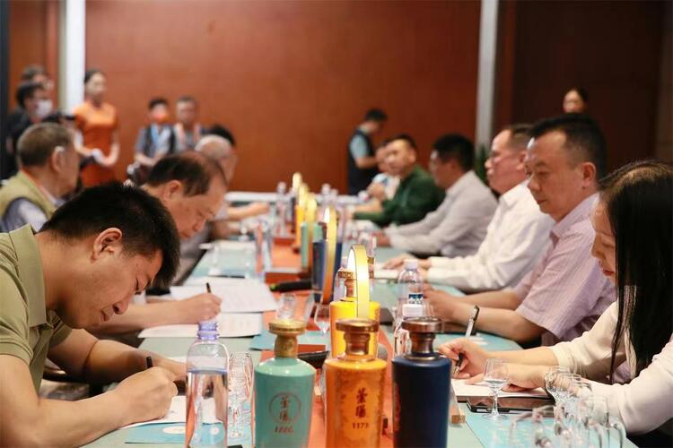 （张）五位国内顶级白酒专家现场品鉴 成都崇州为川酒品牌再添新阵容_fororder_微信图片_20230521204437