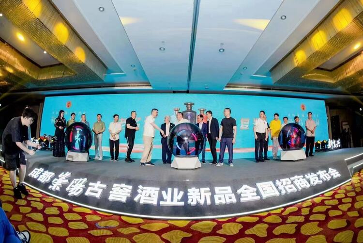 （张）五位国内顶级白酒专家现场品鉴 成都崇州为川酒品牌再添新阵容_fororder_微信图片_20230521204442