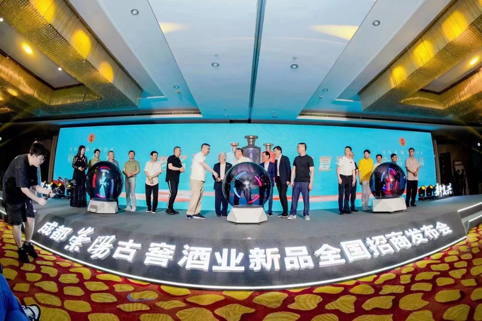 （张）五位国内顶级白酒专家现场品鉴 成都崇州为川酒品牌再添新阵容_fororder_微信图片_20230521204442