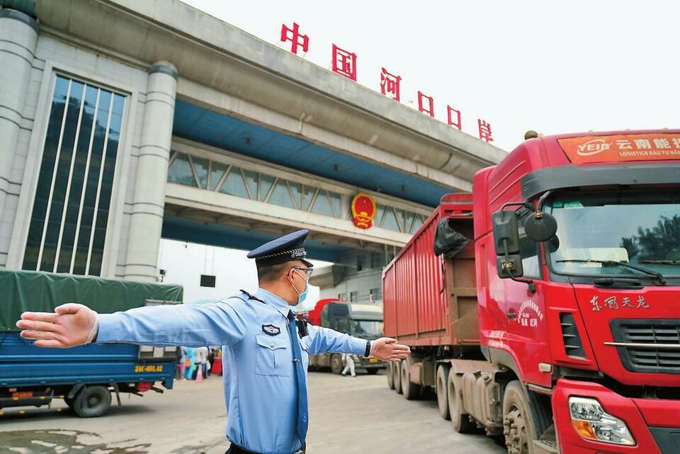红河河口口岸进出口货运量超百万吨_fororder_bc