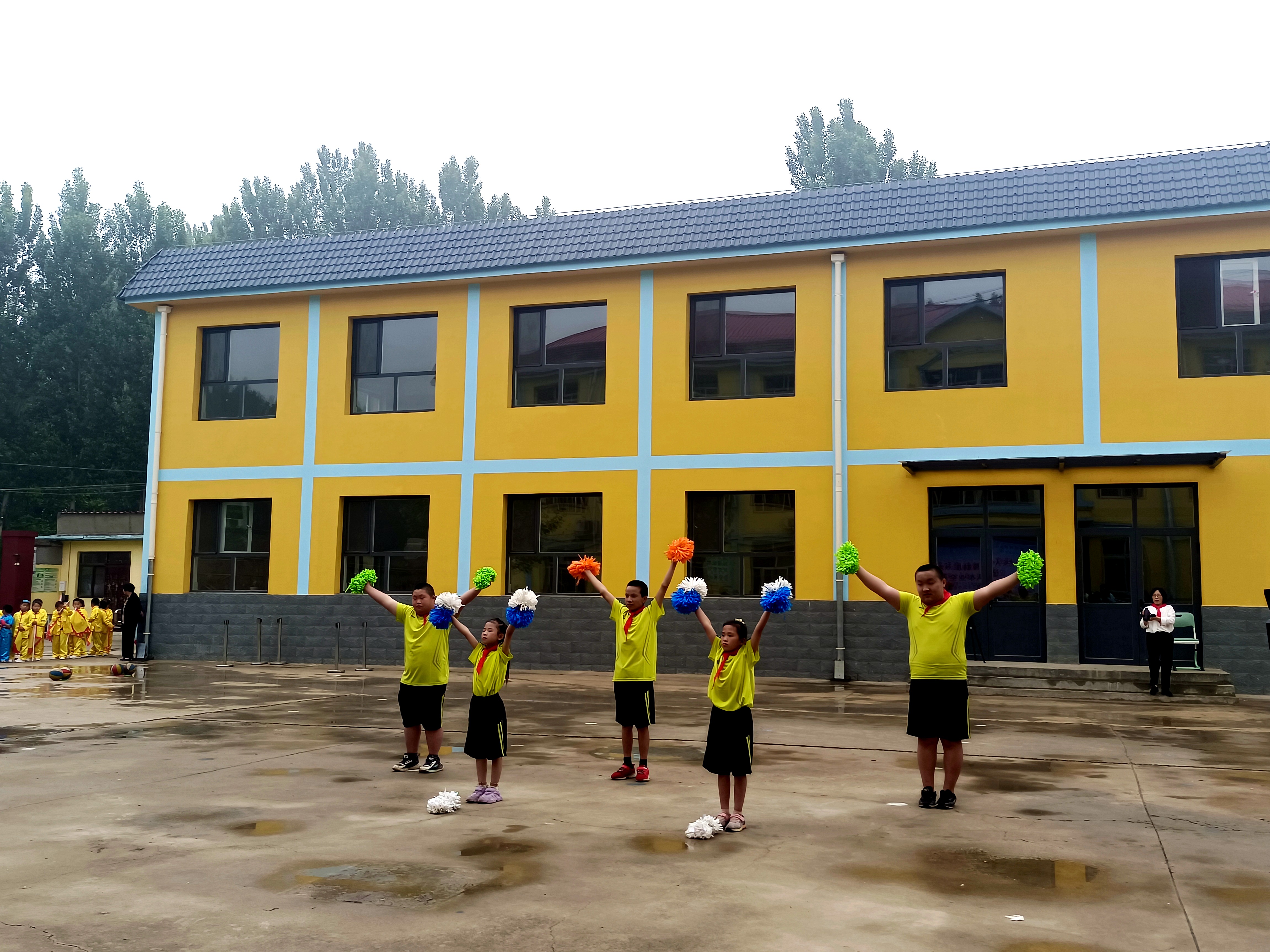 图片默认标题_fororder_特教学校的孩子们为大家表演节目1