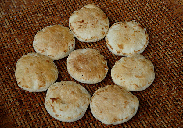 （张）雅安荥经：别样的美食之城_fororder_邵记椒盐饼子酥锅魁--供图-荥经县委宣传部