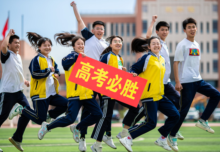 呼和浩特：莘莘学子怡悦迎高考_fororder_5——5月23日，呼和浩特市第十二中学高三年级学生在“花式减压”活动上拍照留影。丁根厚 摄20230523-B86I3017