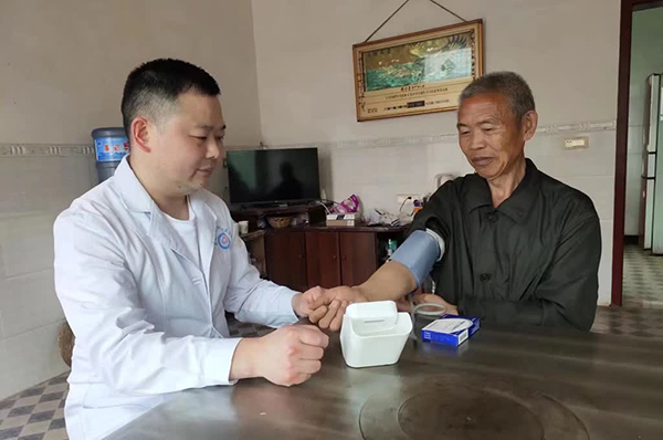 （张）泸州古蔺：构建医保防贫 助力乡村振兴新格局_fororder_朱云松老人享受“家庭医生”服务（摄影：曹雪）
