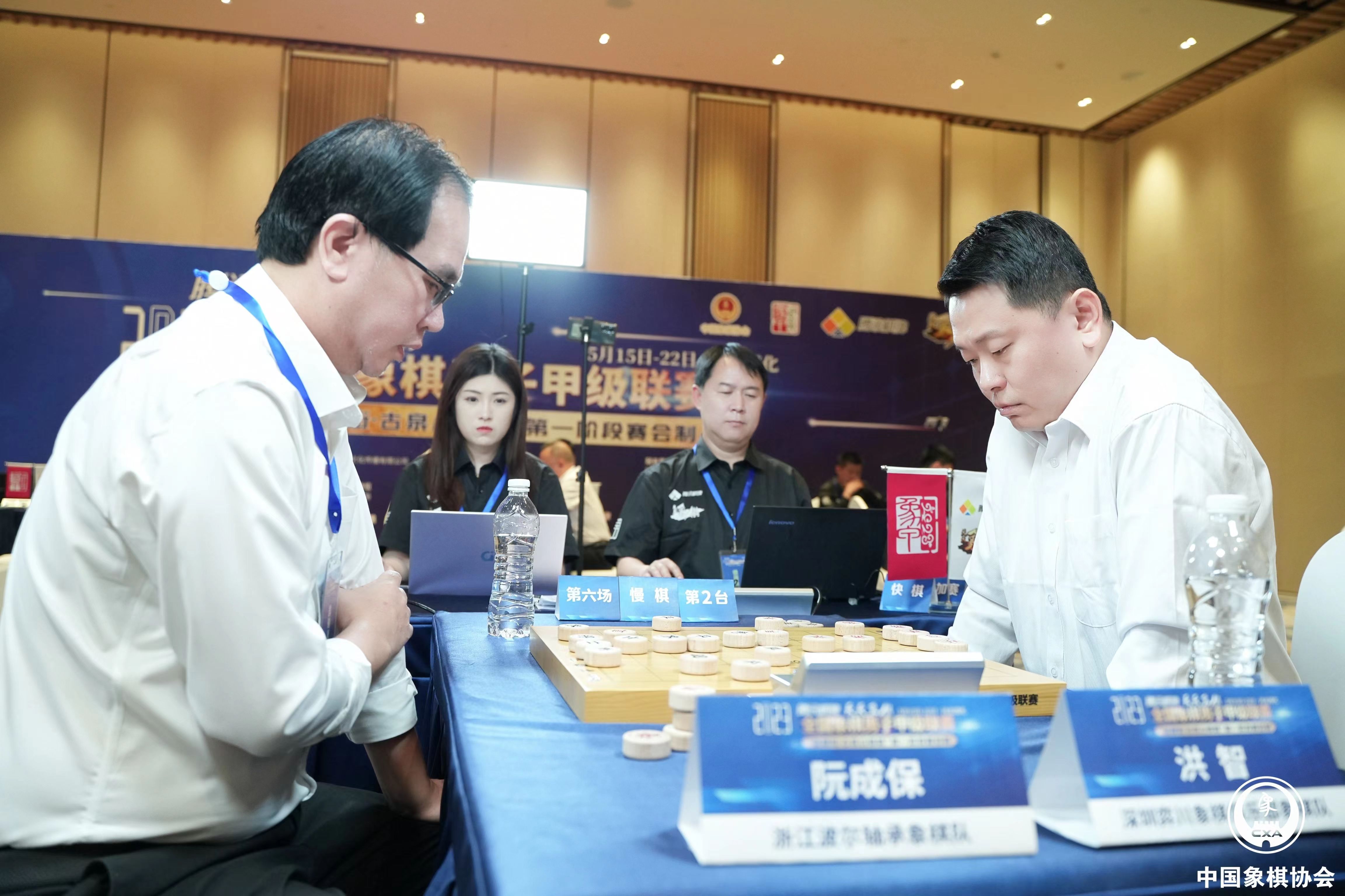 图片默认标题_fororder_浙江波尔轴承队阮成保（左）对阵深圳弈川象棋俱乐部队洪智（右）  梅杰摄