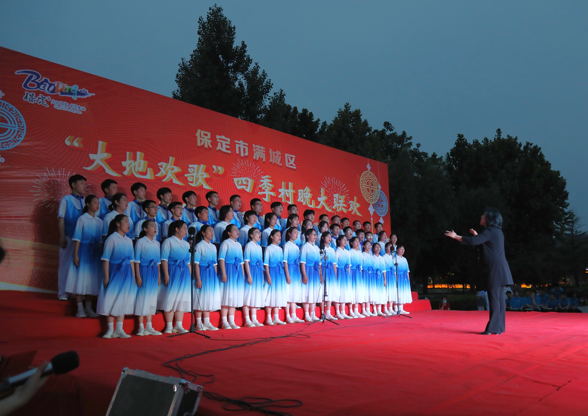 图片默认标题_fororder_满城镇中学带来的合唱《祖国不会忘记》 摄影 张丽娟