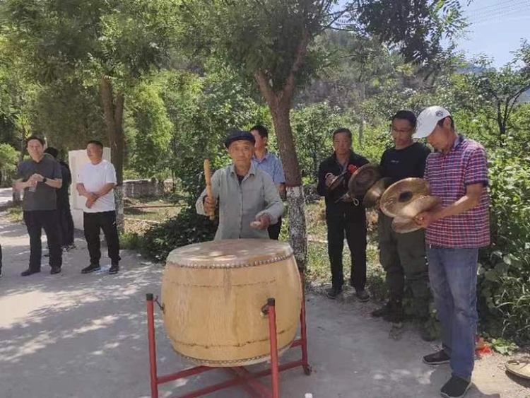 图片默认标题_fororder_满城区刘家台乡龙居村民敲锣打鼓庆祝道路翻修成功 摄影 陈璐