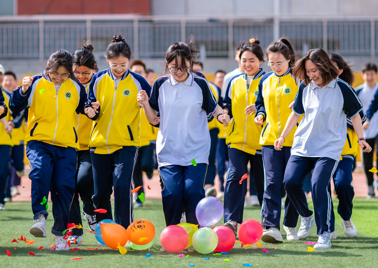 呼和浩特：莘莘学子怡悦迎高考_fororder_3——5月23日，呼和浩特市第十二中学高三年级学生在进行“踩气球”游戏。丁根厚 摄20230523-B86I2049