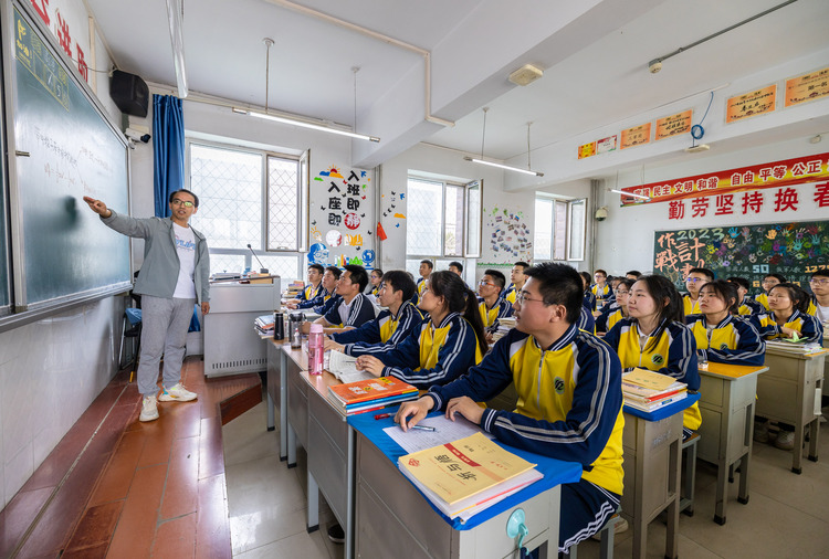 呼和浩特：莘莘学子怡悦迎高考_fororder_6——5月23日，呼和浩特市第十二中学高三年级学生认真上课，备战高考。丁根厚 摄20230523-6D0A2682