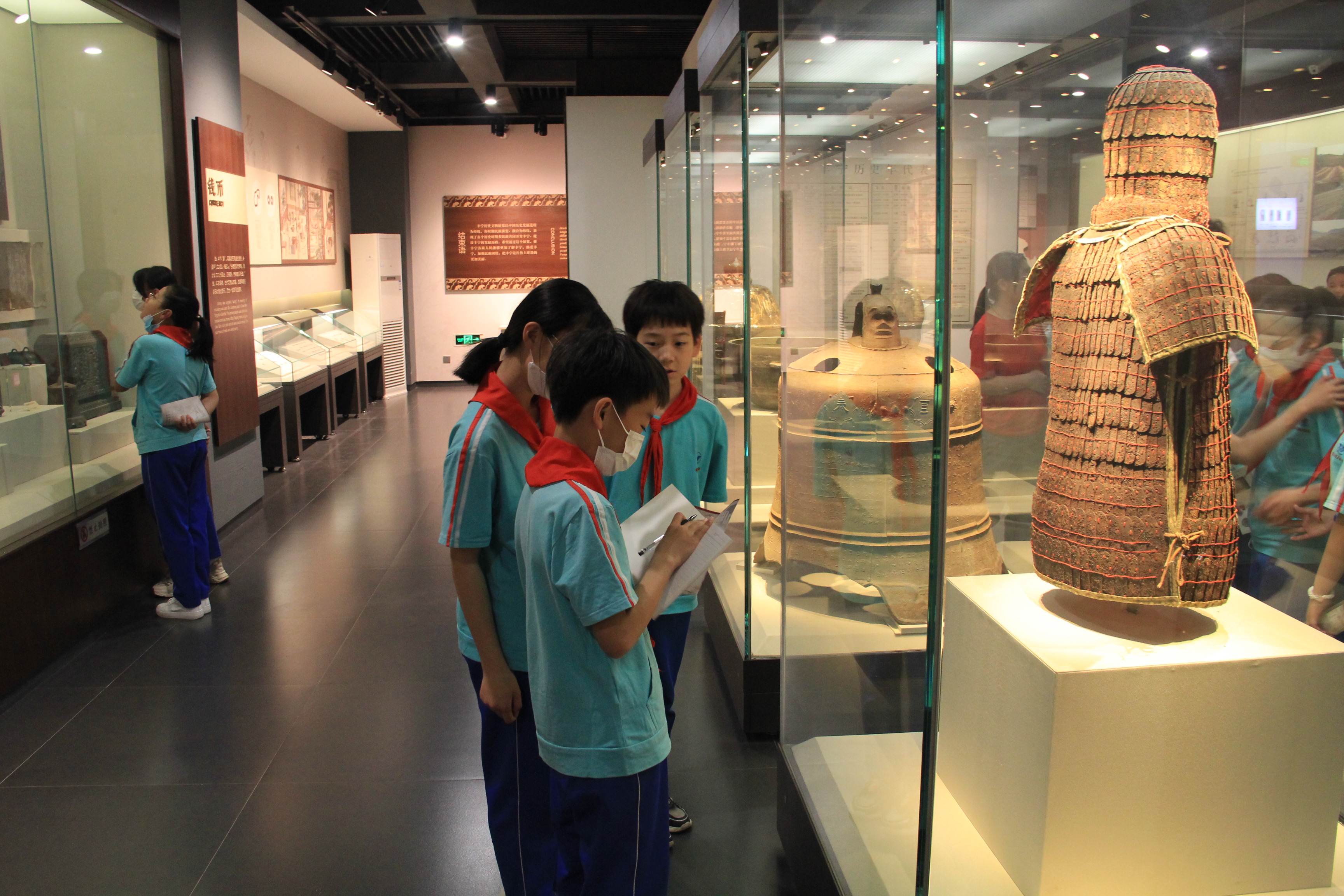 图片默认标题_fororder_图4 学生参观博物馆做笔记