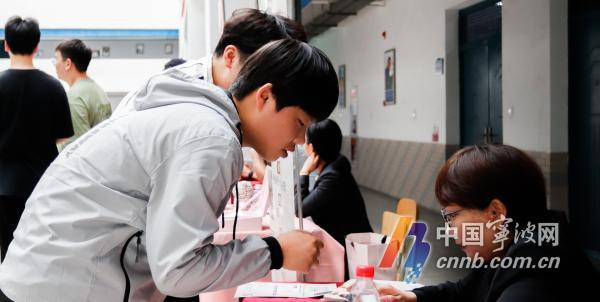 面对来势汹汹的就业"大考" 宁波"分步走"破解困局_fororder_00300904082_f143105c