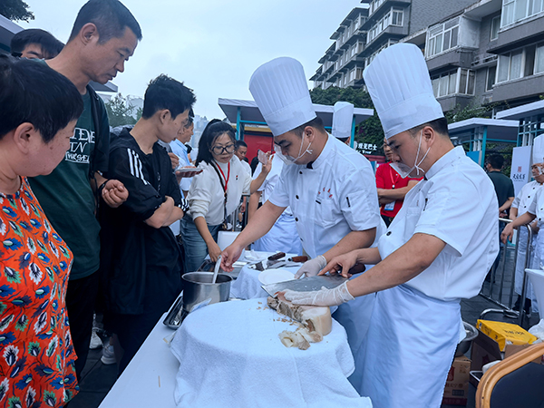 （张）300多种产品集中亮相成都 宜宾（成都）城市购物节在宽窄巷子开幕_fororder_李庄白肉-摄影-何芳