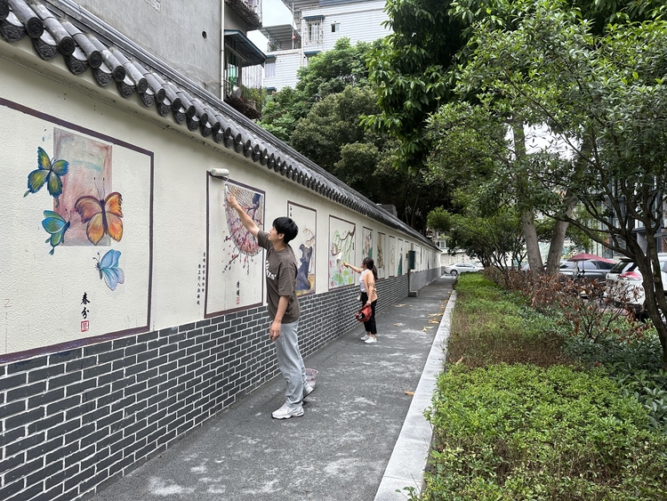 （张）眉山仁寿：老城区旧貌换新颜 要“面子”更要“里子”_fororder_老旧小区里的墙绘 供图 仁寿县委宣传部