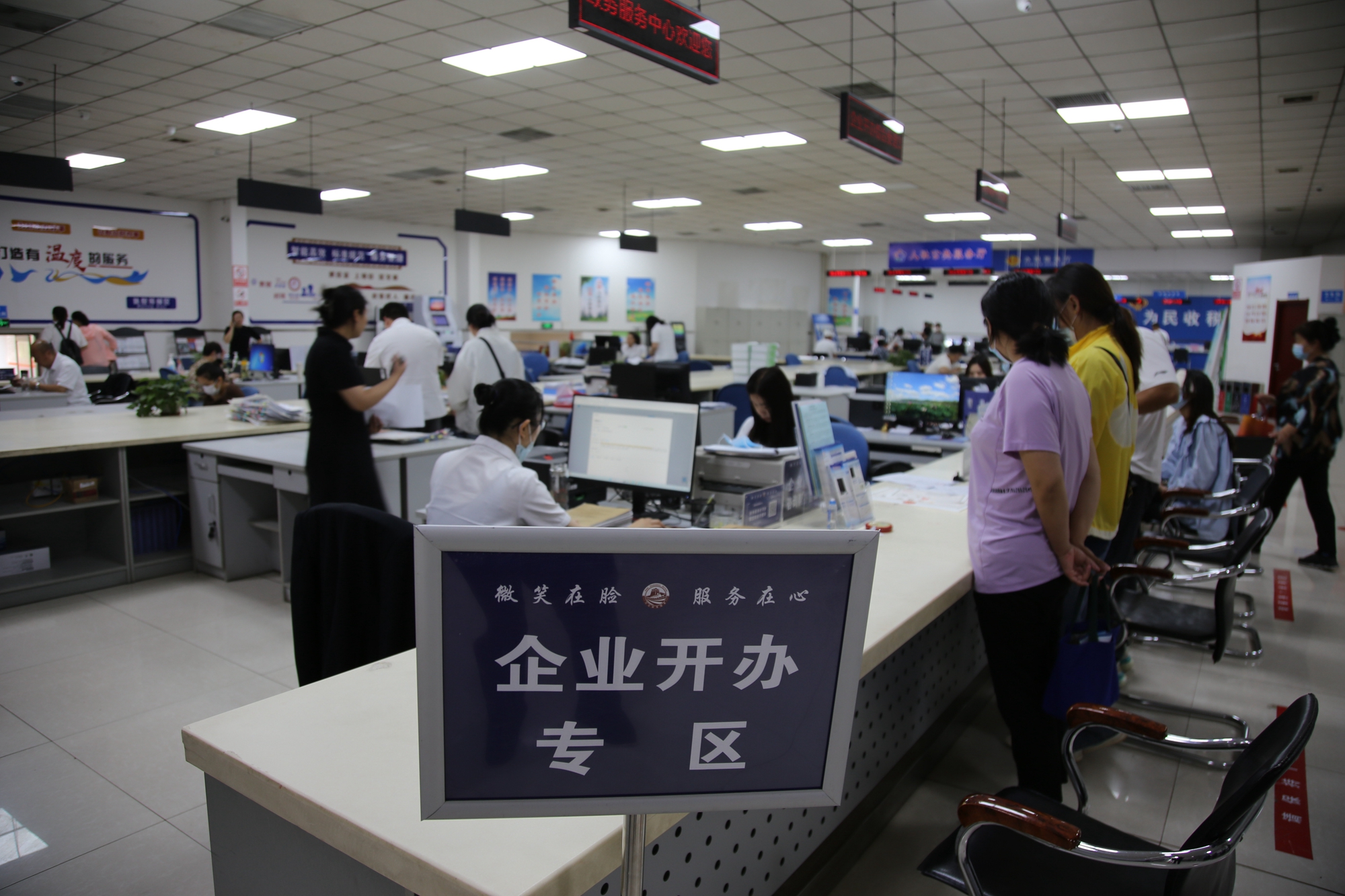 （原创）保定市满城区：全力打造工程建设项目审批“快速路”_fororder_满城区行政审批服务大厅企业开办专区 摄影 袁野.JPG