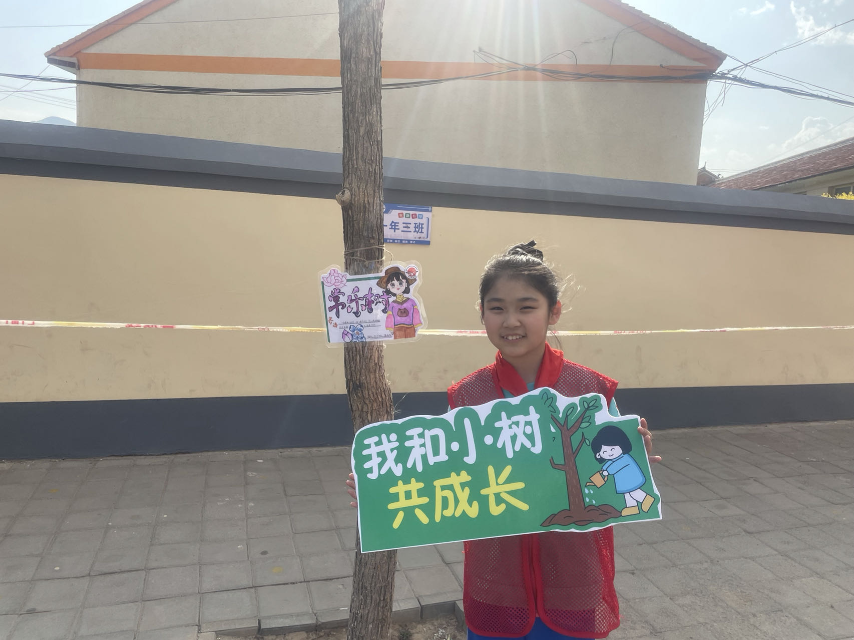 培训新农人振兴新农村_fororder_实验小学少先队员和小树合影