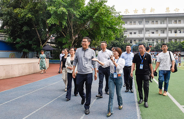 （张）自贡：打造 “三项计划”实践创新基地 推进民族团结交往交流交融_fororder_4调研现场（摄影-赵丽）