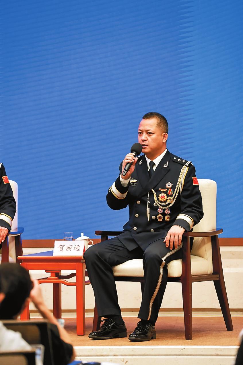 云南警察贺丽远：以身为盾 无悔逆行_fororder_d4a4