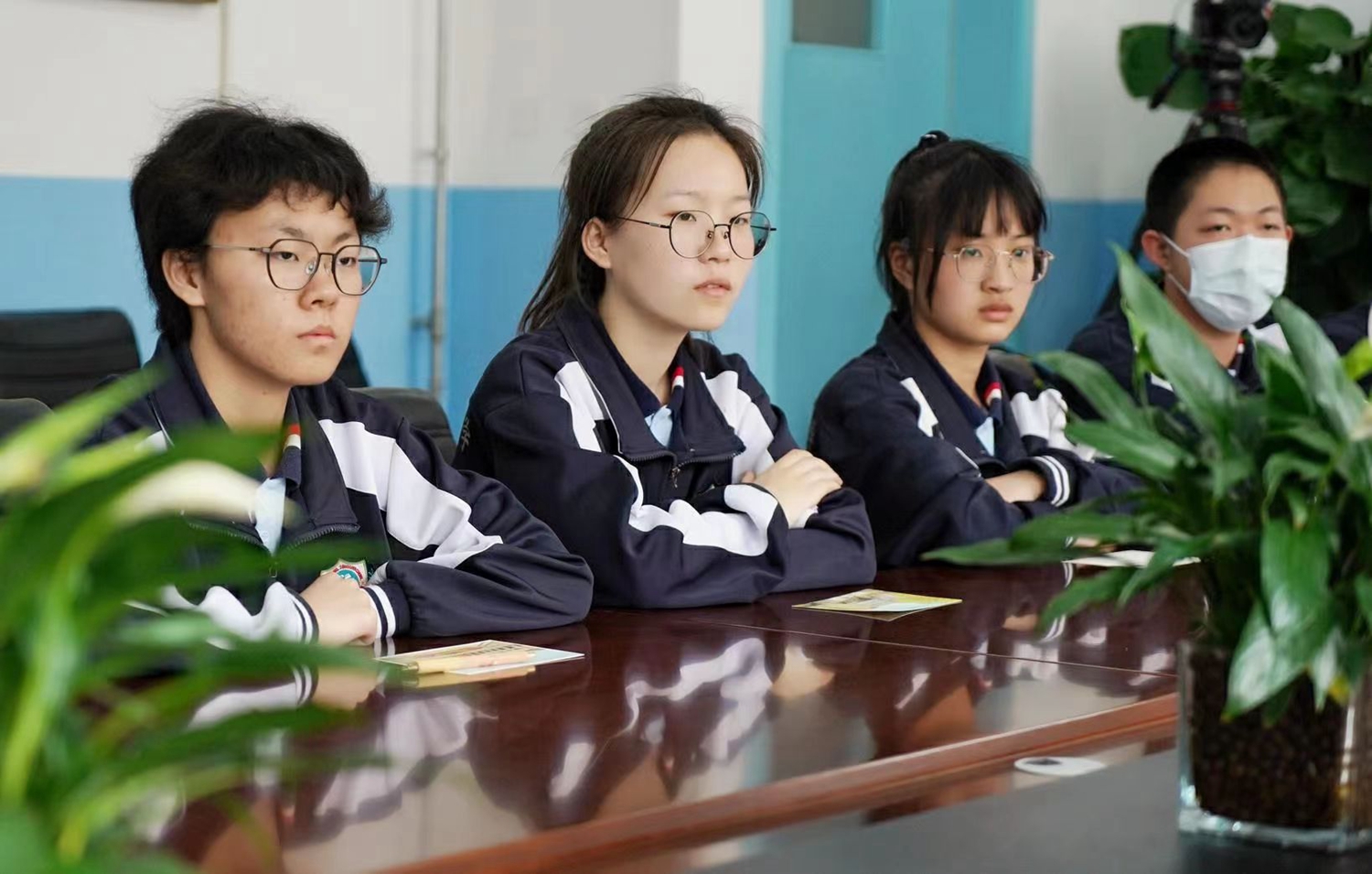图片默认标题_fororder_在保定市第二十八中学会议室里与优秀学子座谈交流 摄影 张子慕
