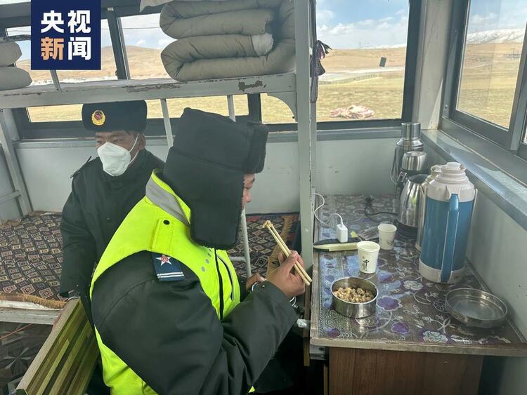 他为何要对着列车敬礼？