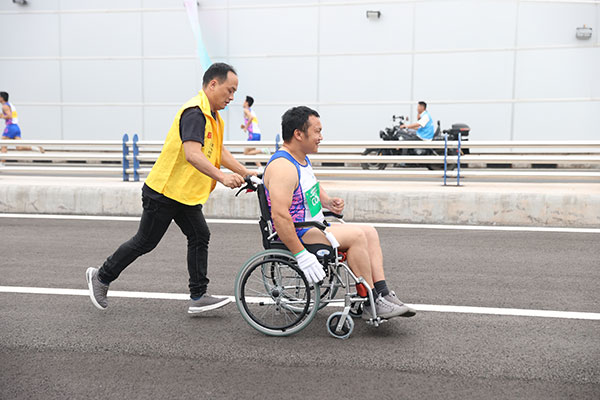（张）残健共融 奔跑向未来——宜宾市首届残疾人迷你马拉松比赛举行_fororder_比赛现场-摄影-杨晓川1