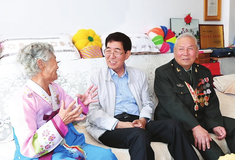 巴音朝鲁走访慰问老同志老党员老战士道德模范劳动模范和困难职工