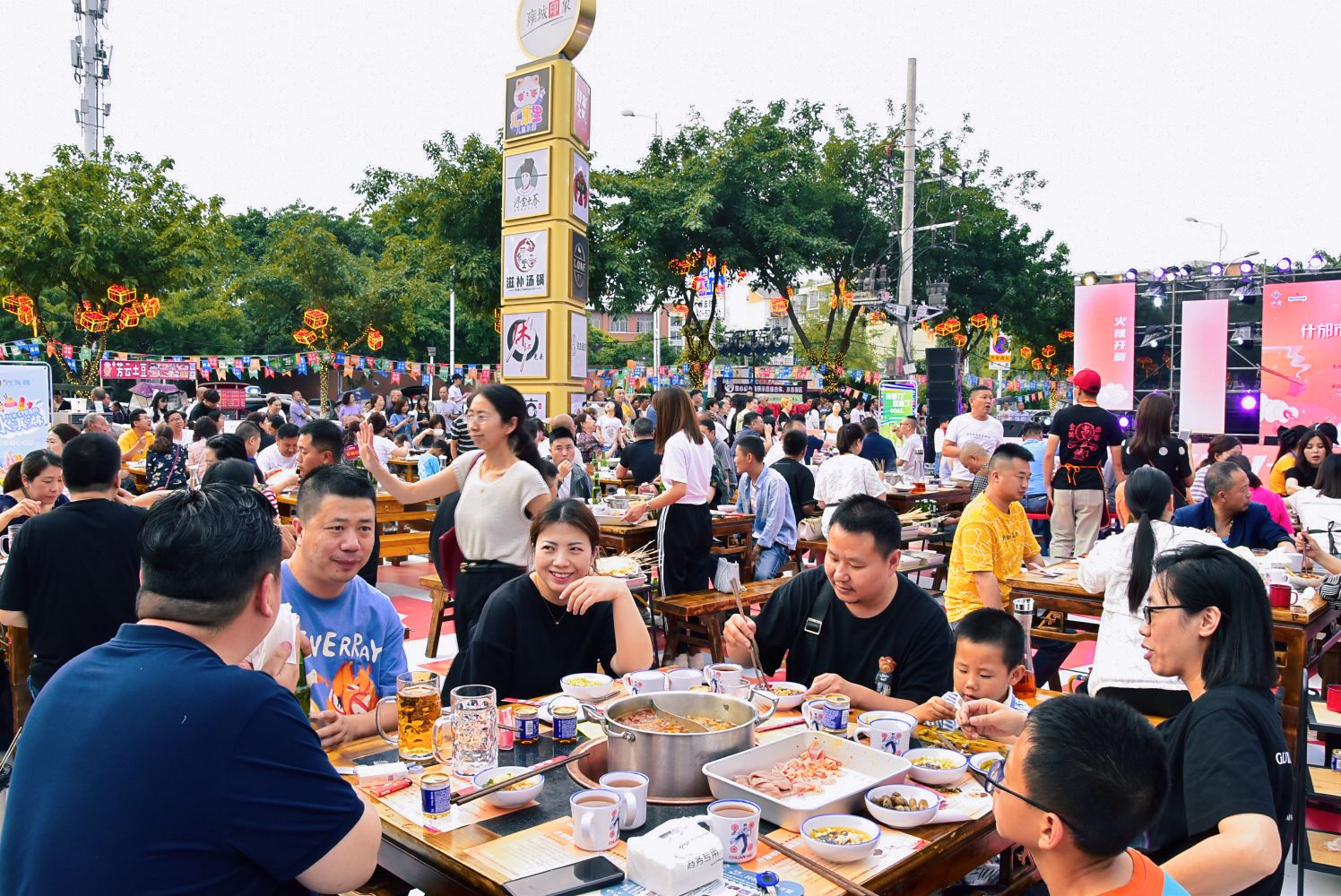 （张）德阳什邡木耳火锅美食嘉年华火辣开涮_fororder_mmexport1685324107671