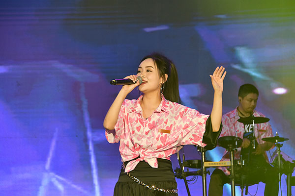 （张）第二届自贡市荣县大佛音乐节举行_fororder_歌手演唱精彩瞬间