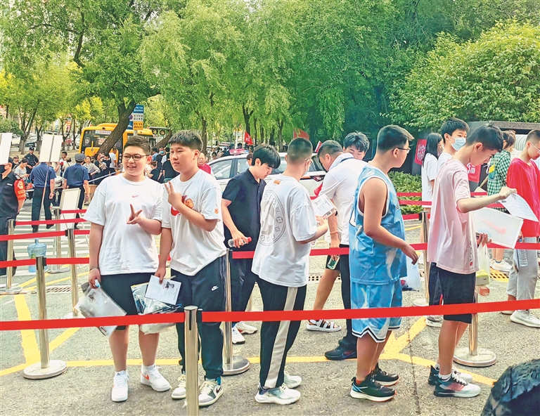 中考开考 考试顺利