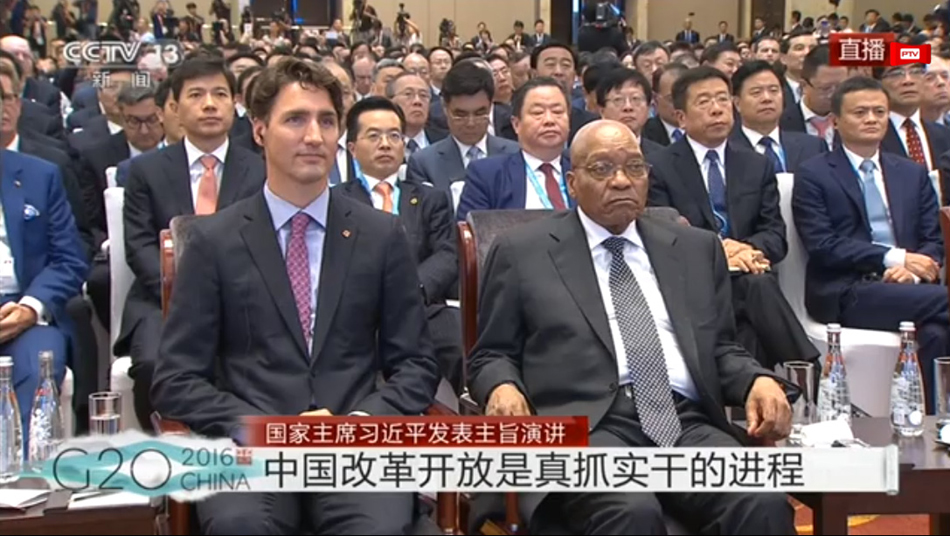 在场嘉宾认真聆听习近平主席的主旨演讲