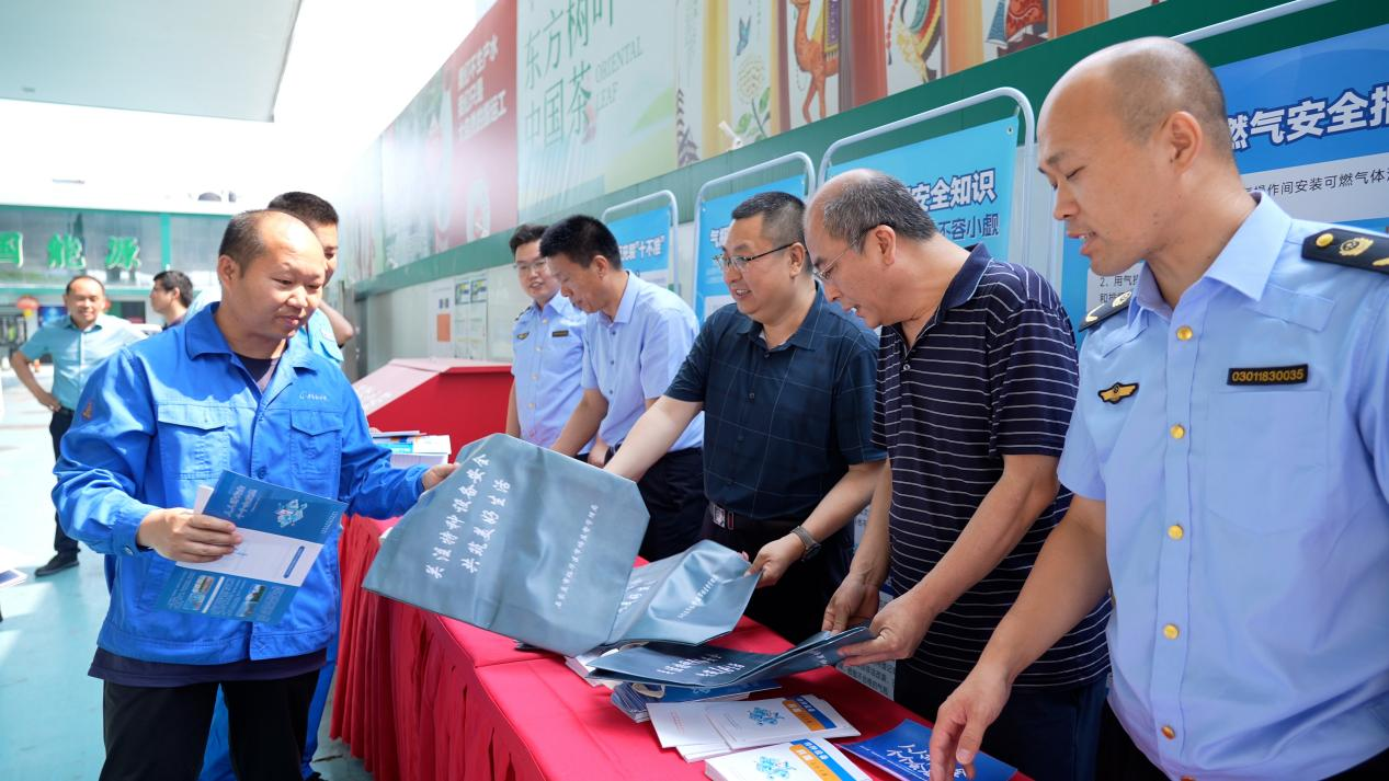 河北省市区三级市场监管局联合开展特种设备安全进企业暨压缩天然气泄漏应急演练活动_fororder_活动中发放特种设备宣传材料
