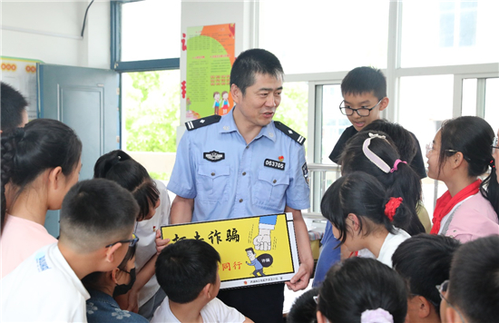 南通开发区警方：警心暖童心 安全伴“六一”_fororder_6