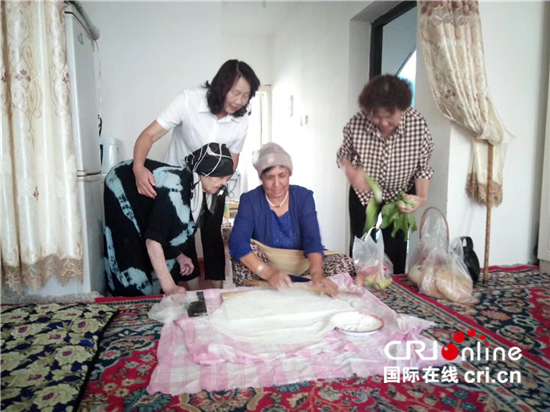 图片默认标题_fororder_阿同汗服务队队员看望阿依提拉汗老人.JPG