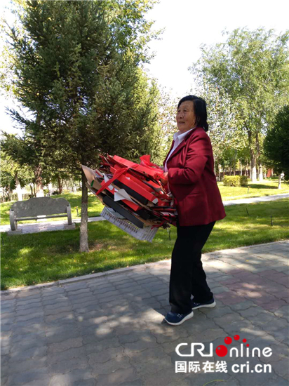 图片默认标题_fororder_79岁的王桂珍仍然坚持用捡废品的收入去帮助困难群众.JPG