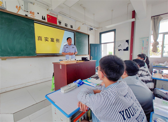 南通启东警方：“六一”平安礼 法治副校长送“法”进校园_fororder_图片7